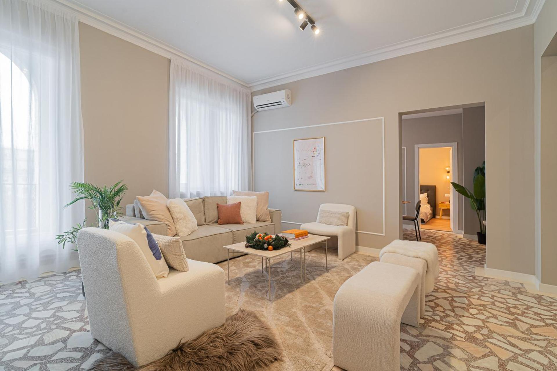 Loggia & Luxe 5Br Penthouse In Universitatii Area Bucarest Esterno foto